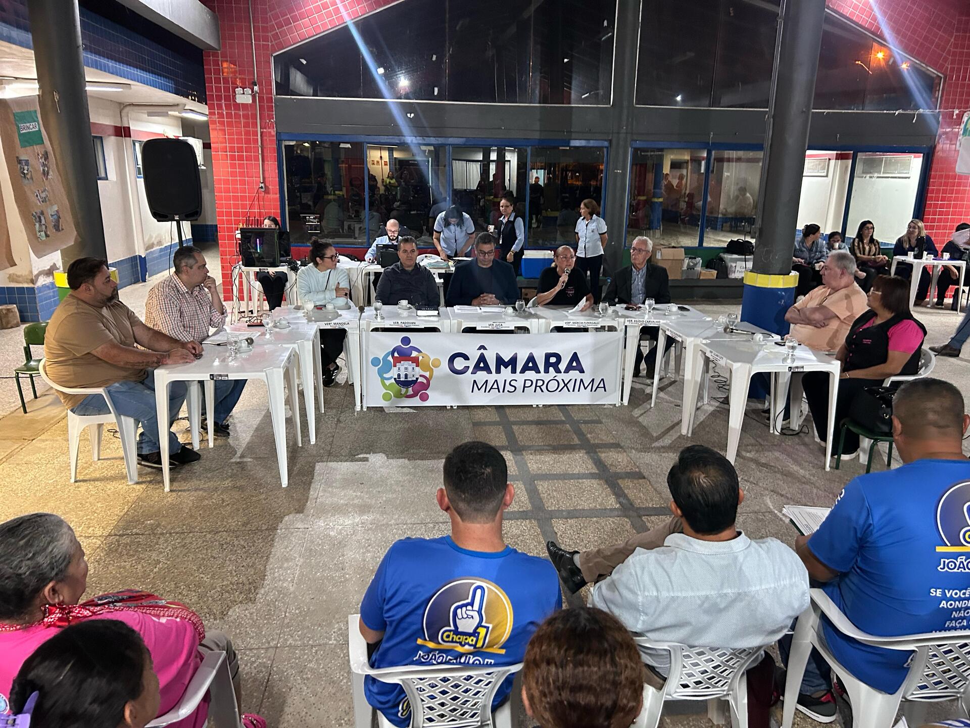 Reunião foi realizada na escola Gonçalina da Silva Alves, no conjunto habitacional João Paulo II 41.2 - Comunidade participou da sessão, que teve ainda a presença de secretarias municipais