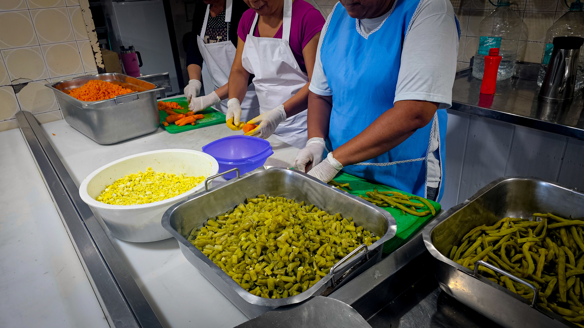 A medida atualiza a legislação anterior (Lei nº 5.705/2024), que previa contratações apenas para o Restaurante Popular