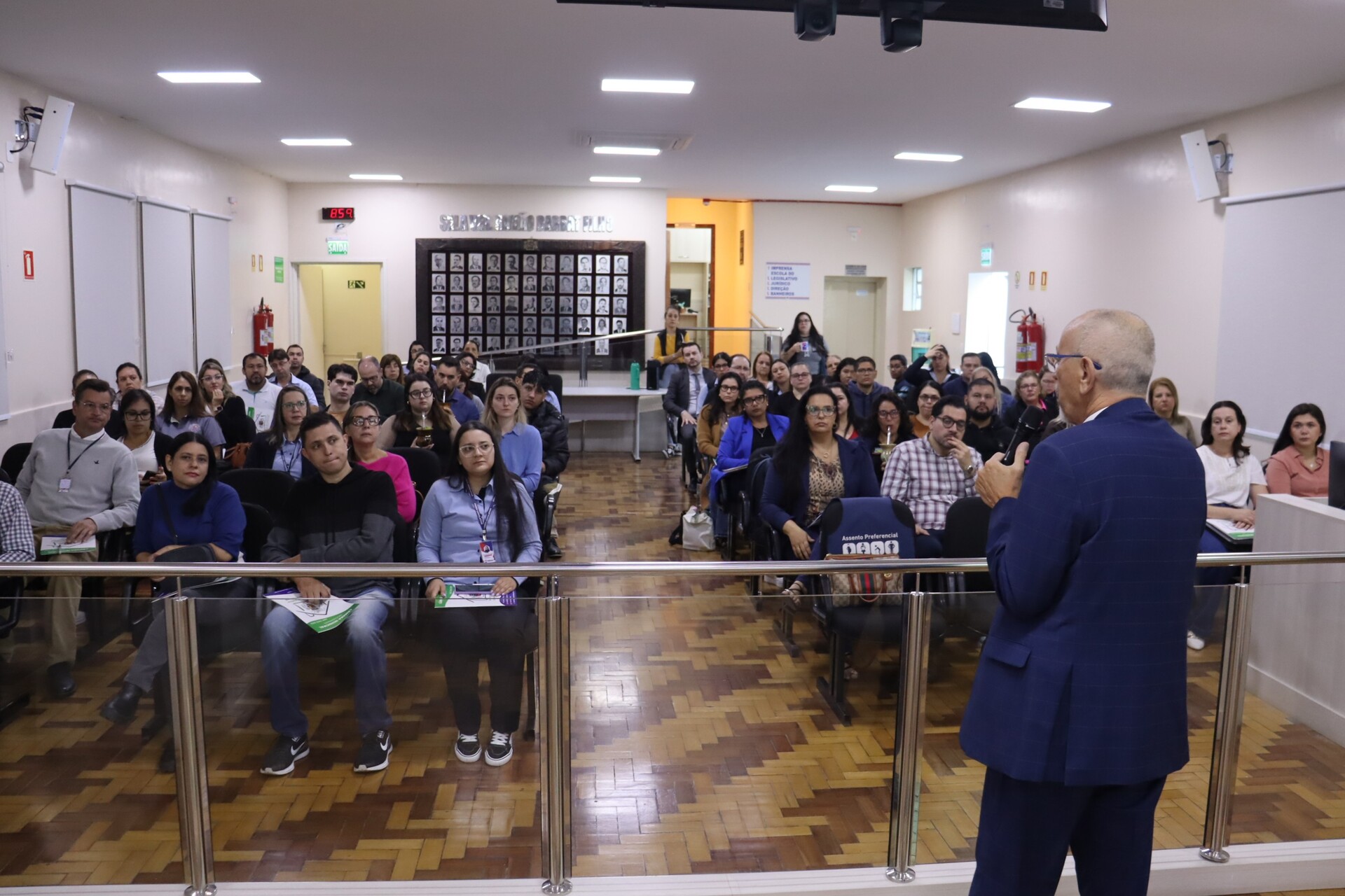 O curso não se limitou à teoria, mas focou em aspectos práticos dos processos licitatórios e administrativos, oferecendo soluções aplicáveis ao dia a dia dos servidores.