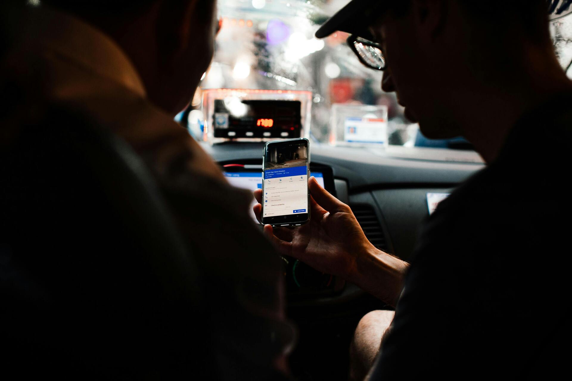 A matéria propõe que a Prefeitura realize um estudo técnico para a criação de pontos de embarque e desembarque exclusivos para motoristas de aplicativo