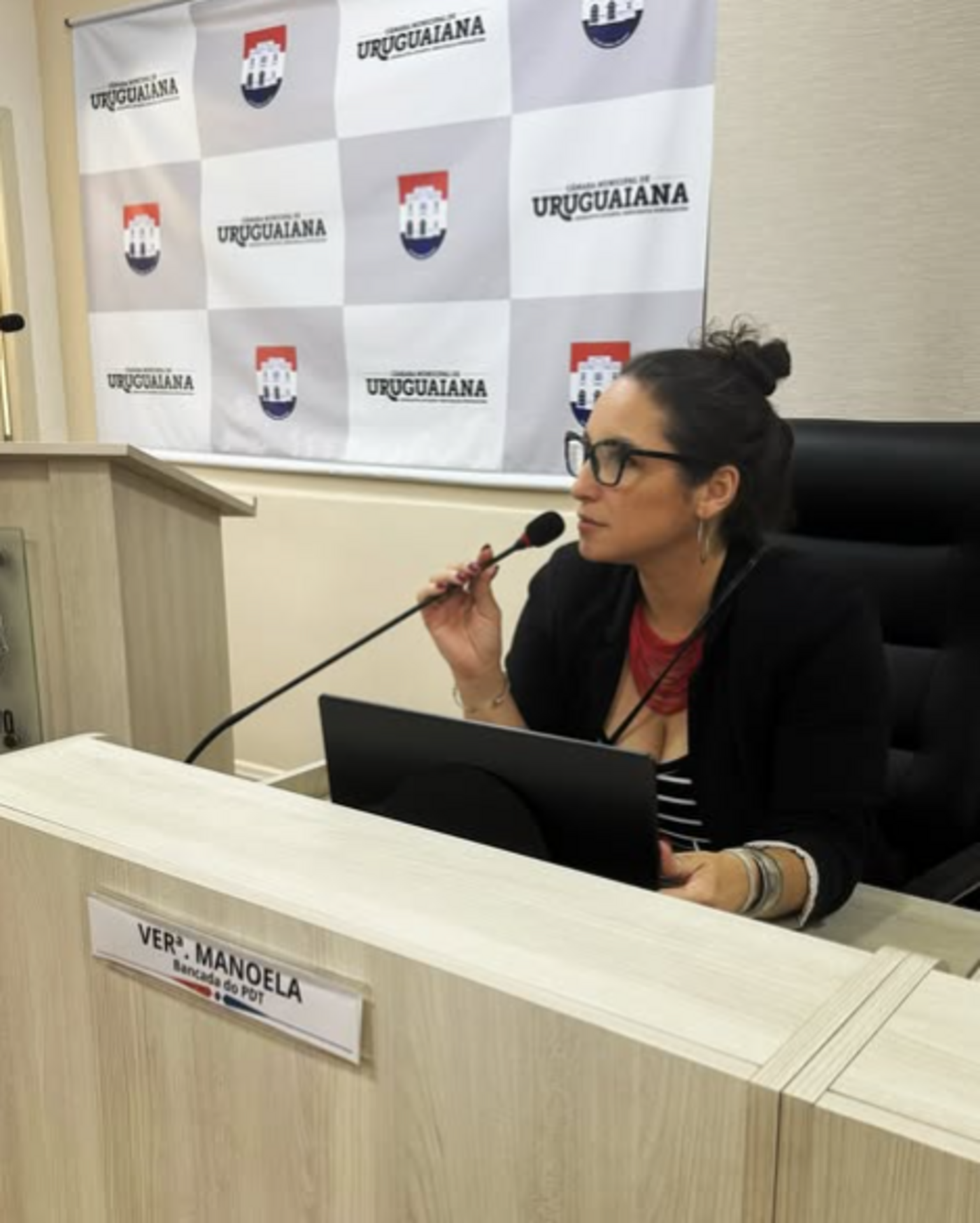 Foi acolhido o pedido de cassação da vereadora Manoela Couto (PDT) por possível quebra de decoro parlamentar, após postagem polêmica com adolescentes e bebidas.