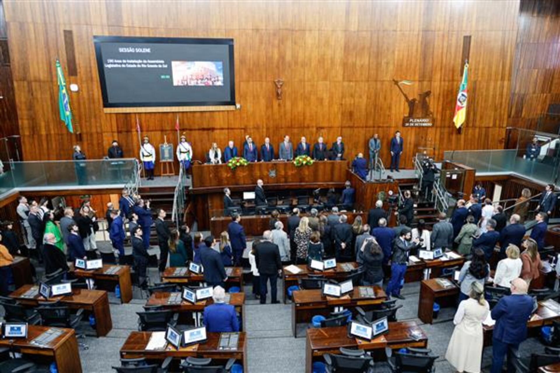 Parlamentares participaram da solenidade que celebrou o protagonismo do Legislativo gaúcho na história e na democracia do estado.