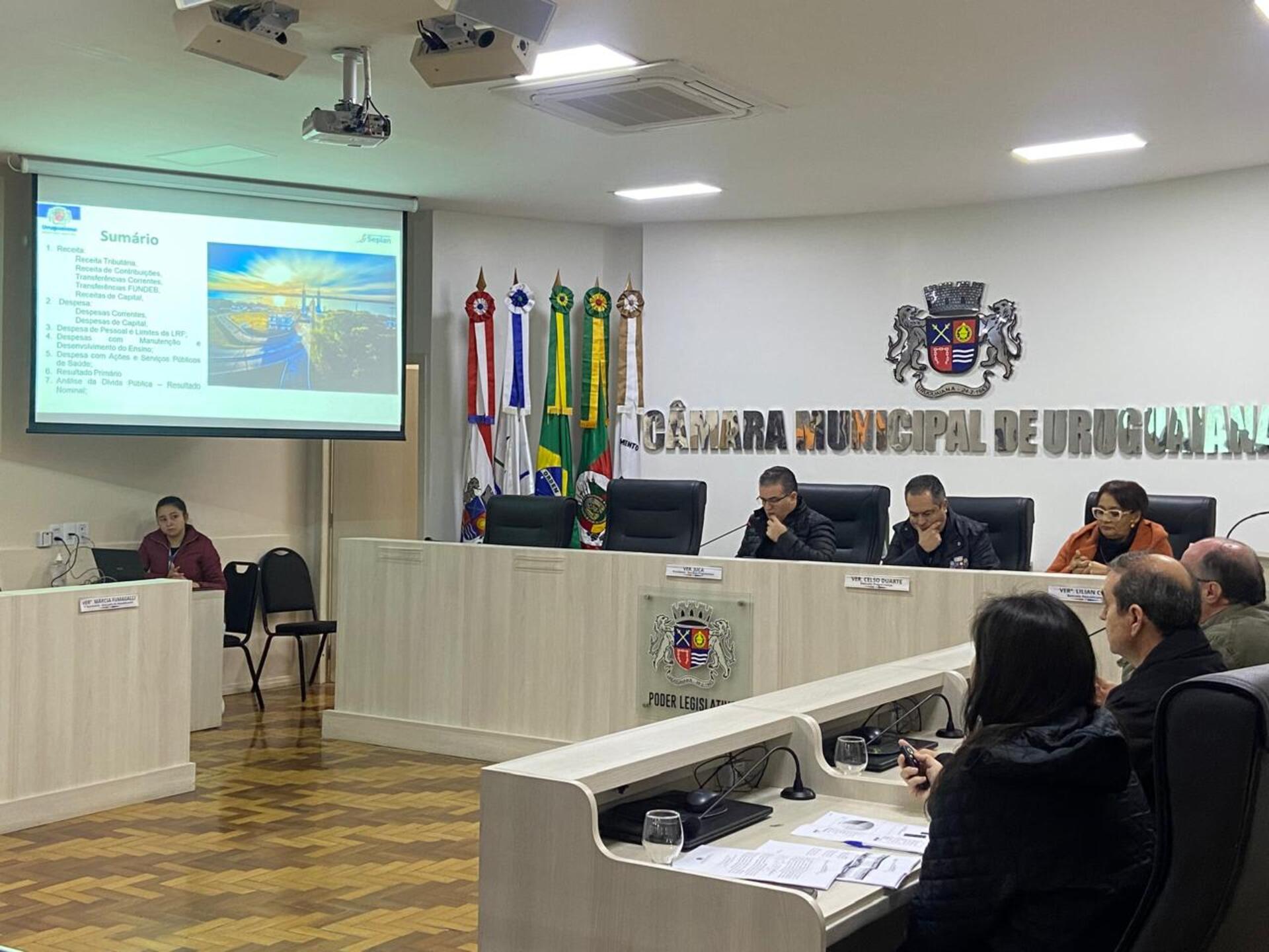 A apresentação destacou os investimentos em educação e saúde, o pagamento da dívida pública, superávit primário e arrecadação