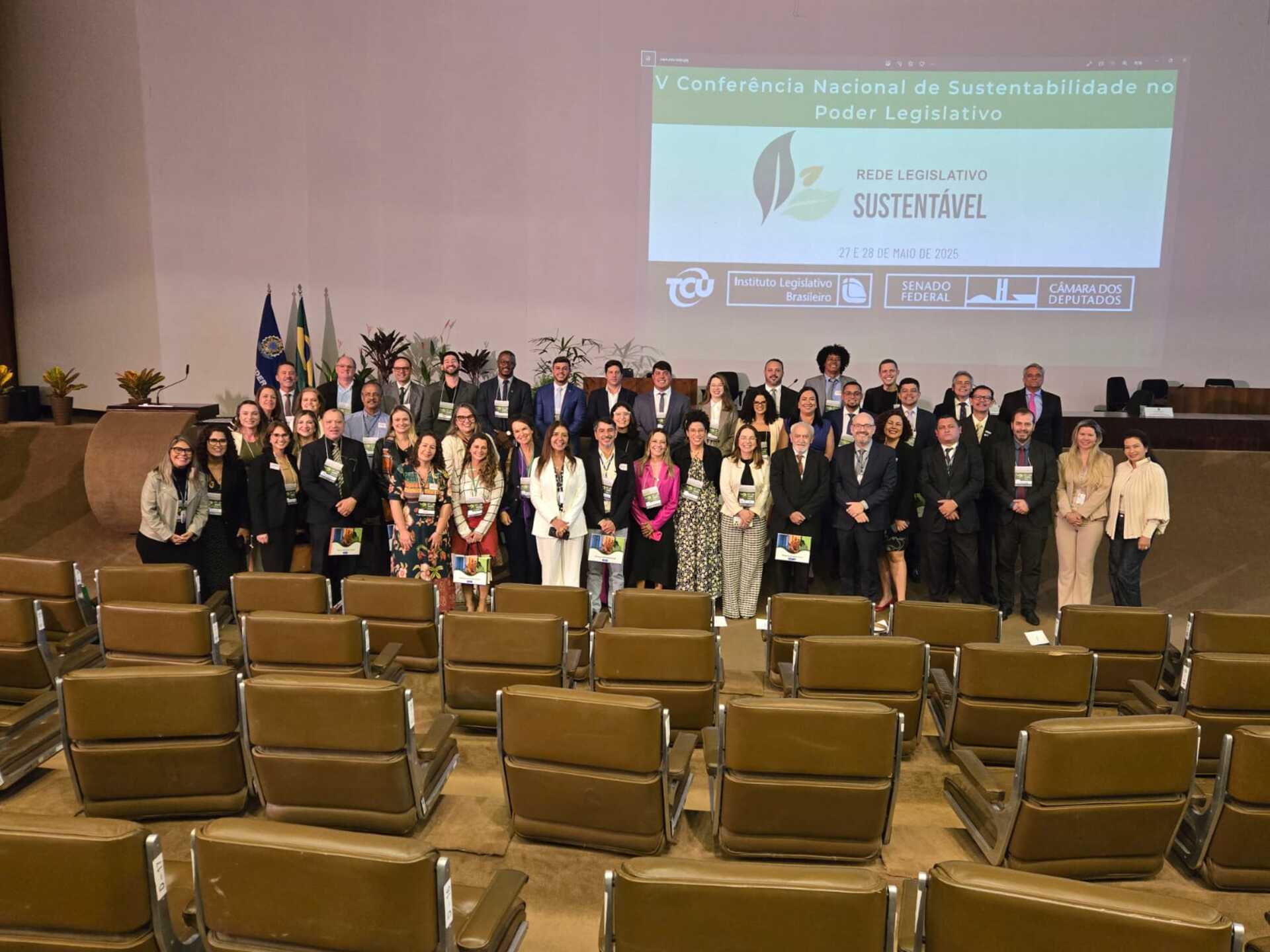Representando a Câmara, o diretor da Escola do Legislativo, Ricardo Simas, atuou como mediador em mesa-redonda
