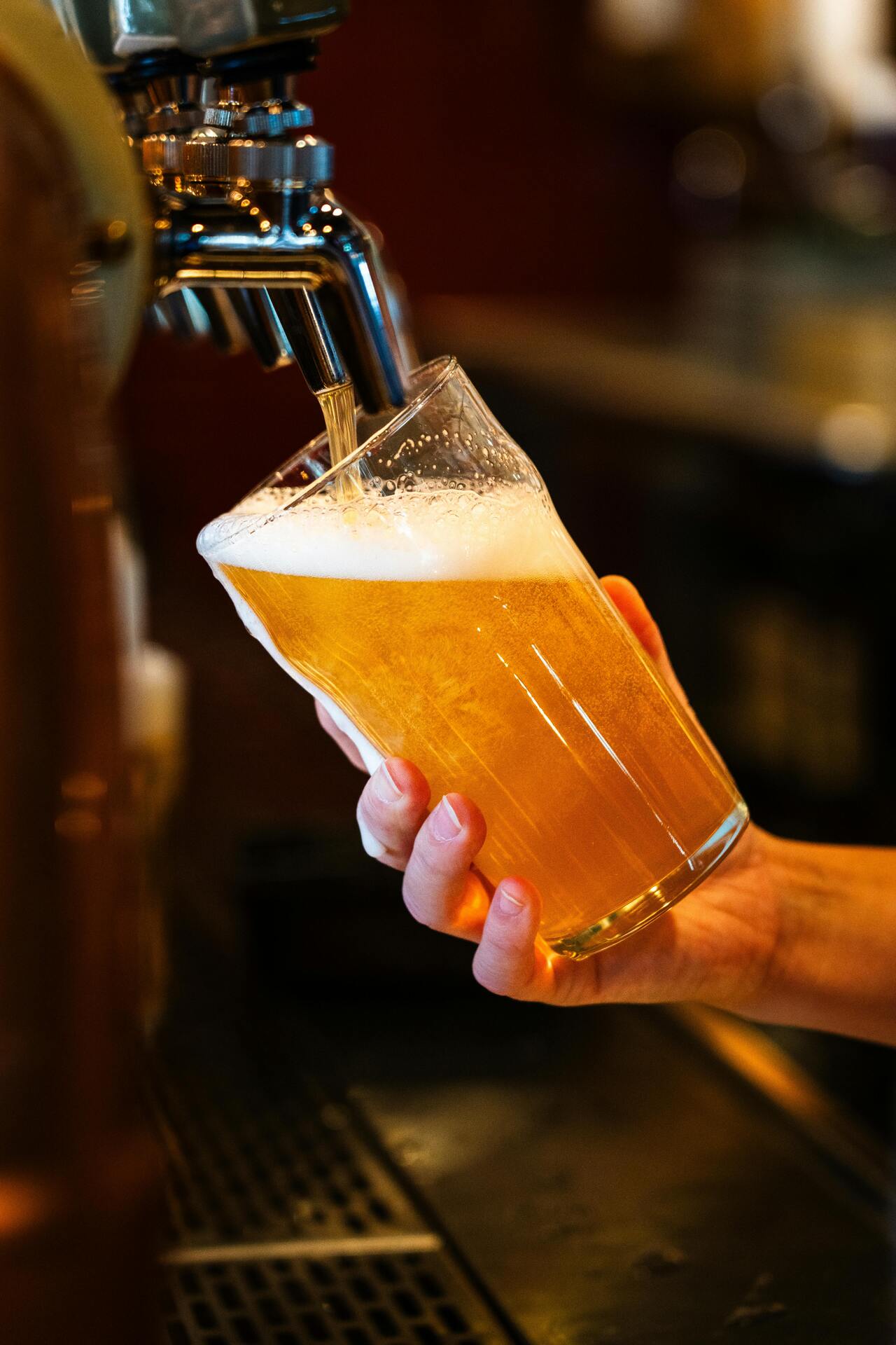 O Pint of Science se destaca justamente por sair dos espaços formais de divulgação científica e levar o conhecimento até o público de forma leve, sem perder a profundidade dos assuntos tratados.