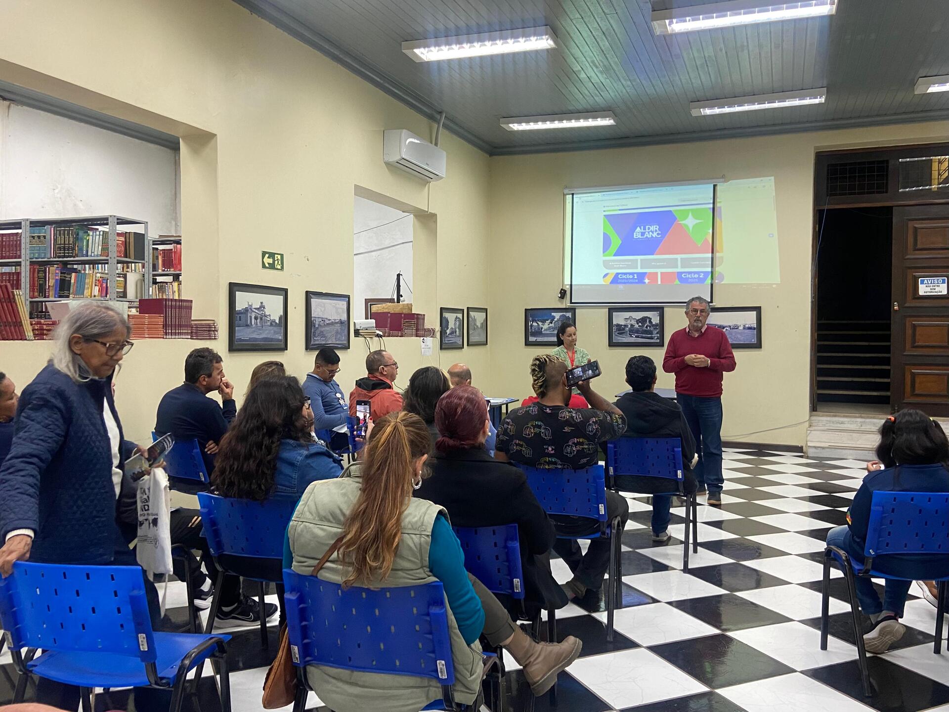 Encontro possibilitou o diálogo entre gestores públicos e comunidade para definir as prioridades no uso dos recursos destinados à cultura