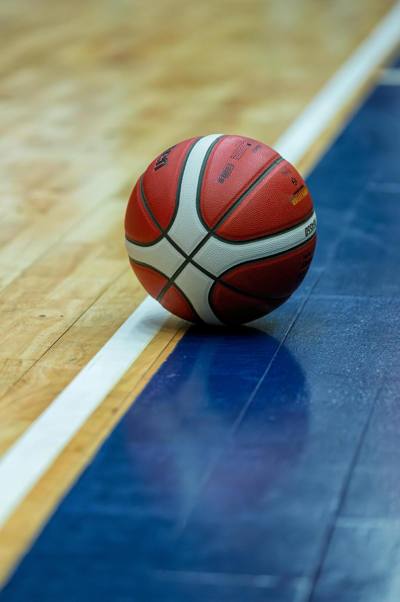Propostas sobre nomeação de espaços esportivos por empresas e prioridade escolar para filhos de servidores entram em debate na Câmara.