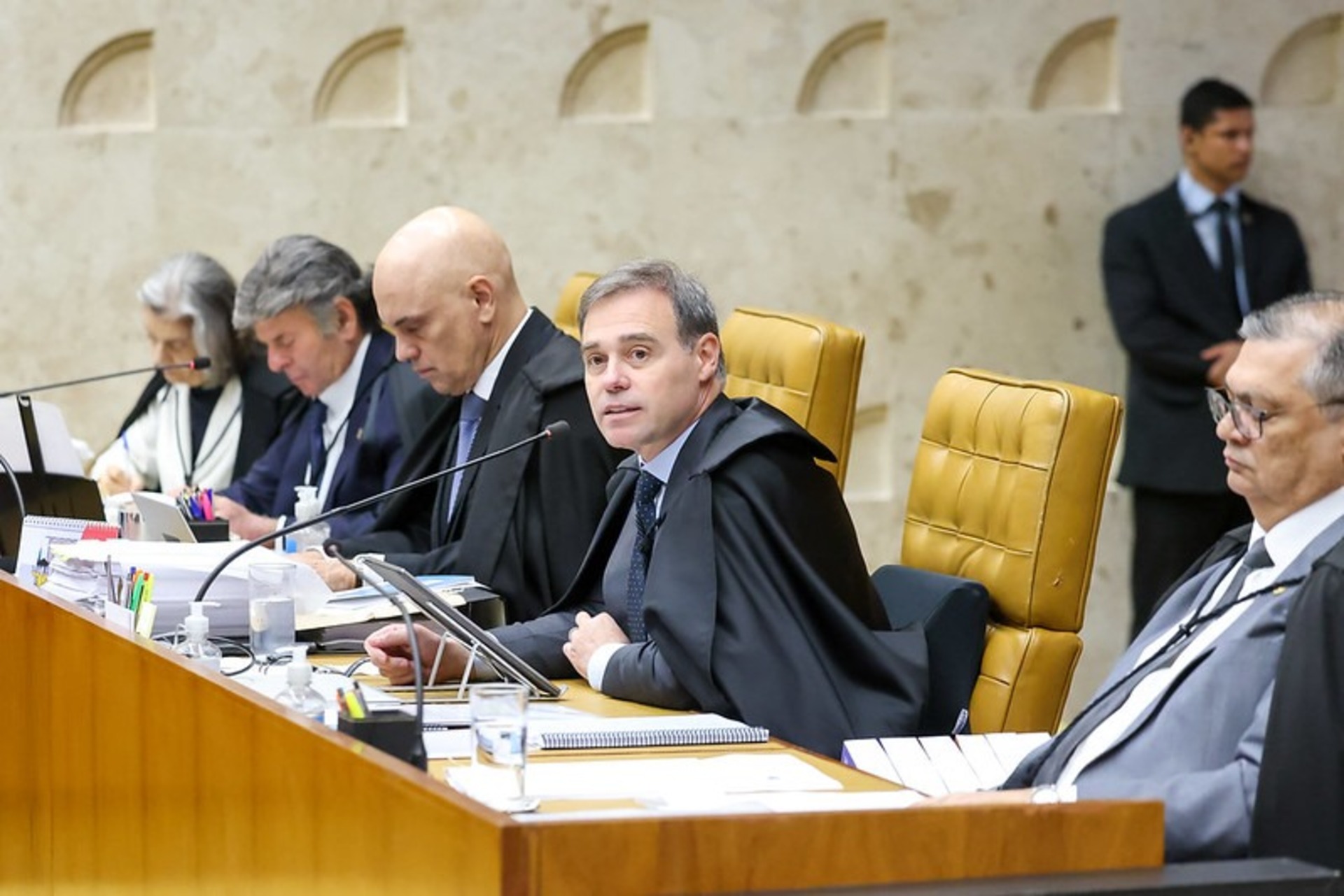 Os documentos refletem a complexidade do tema, que exige equilíbrio entre liberdade de expressão e combate a abusos.