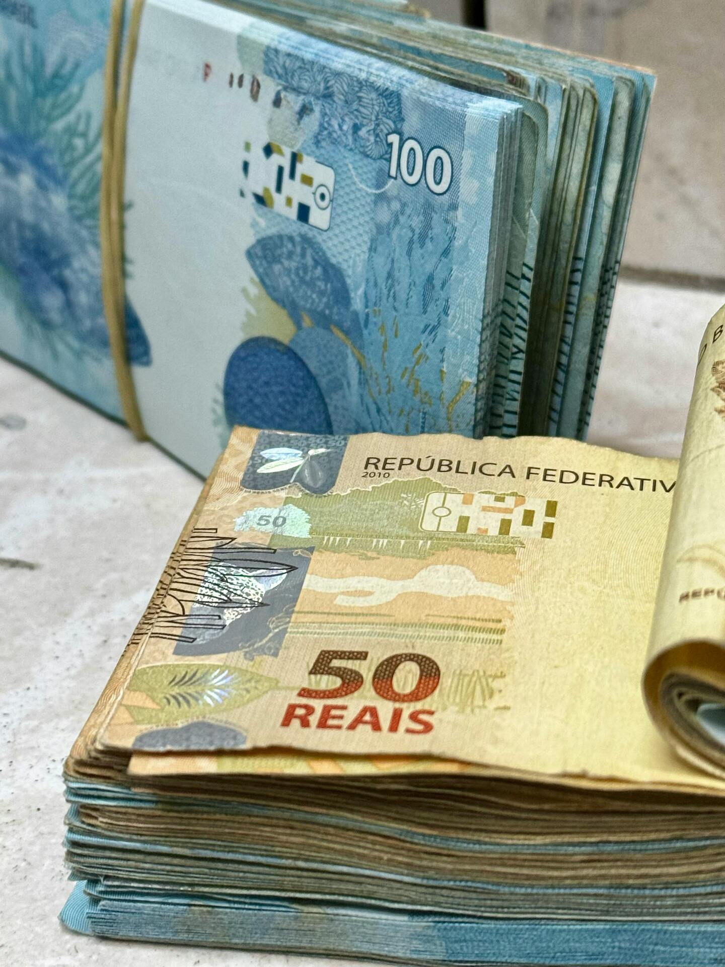 A proposta busca autorizar cada vereador a utilizar até R$50 mil por ano para a contratação de serviços técnicos, consultorias, assessorias e outras atividades