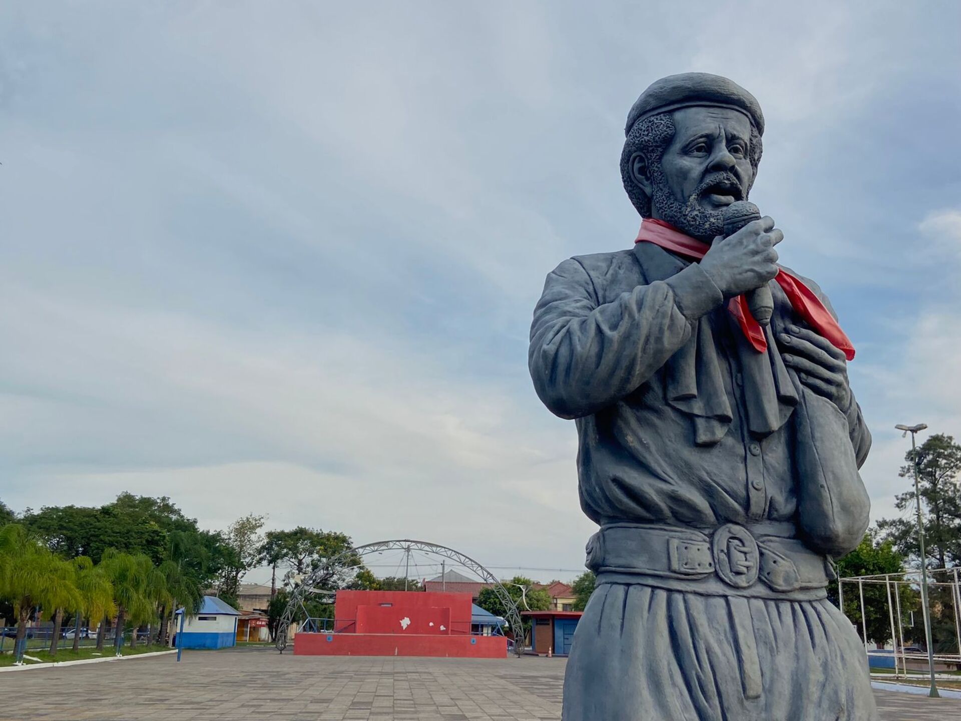 A proposta tem como objetivo homenagear personalidades de destaque na música nativista e na história do tradicional Festival Califórnia da Canção Nativa