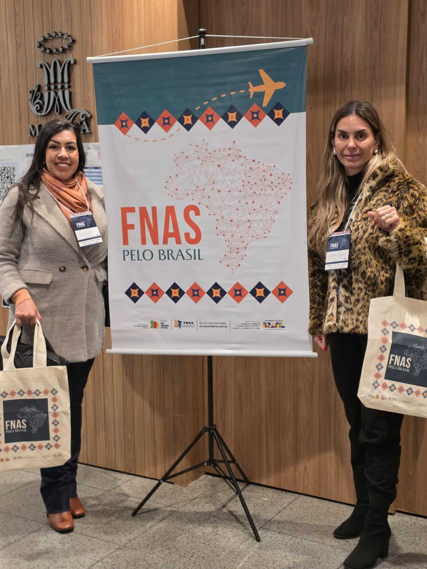 A secretária Joana Grecco e a contadora Débora Martins Rubim representam Uruguaiana na capacitação.
