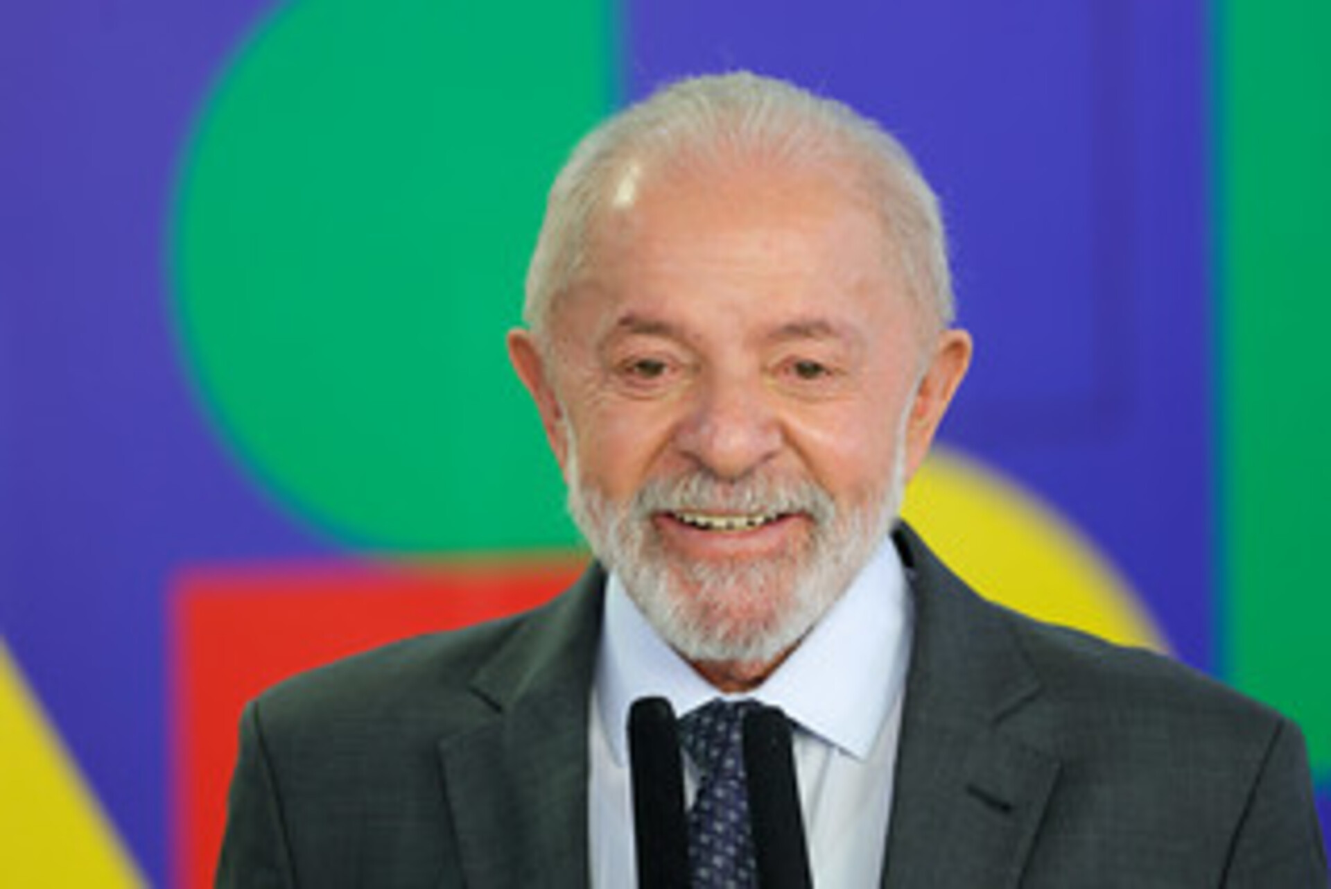 Lula veta aumento de deputados federais, citando impactos financeiros e inconstitucionalidade da proposta.