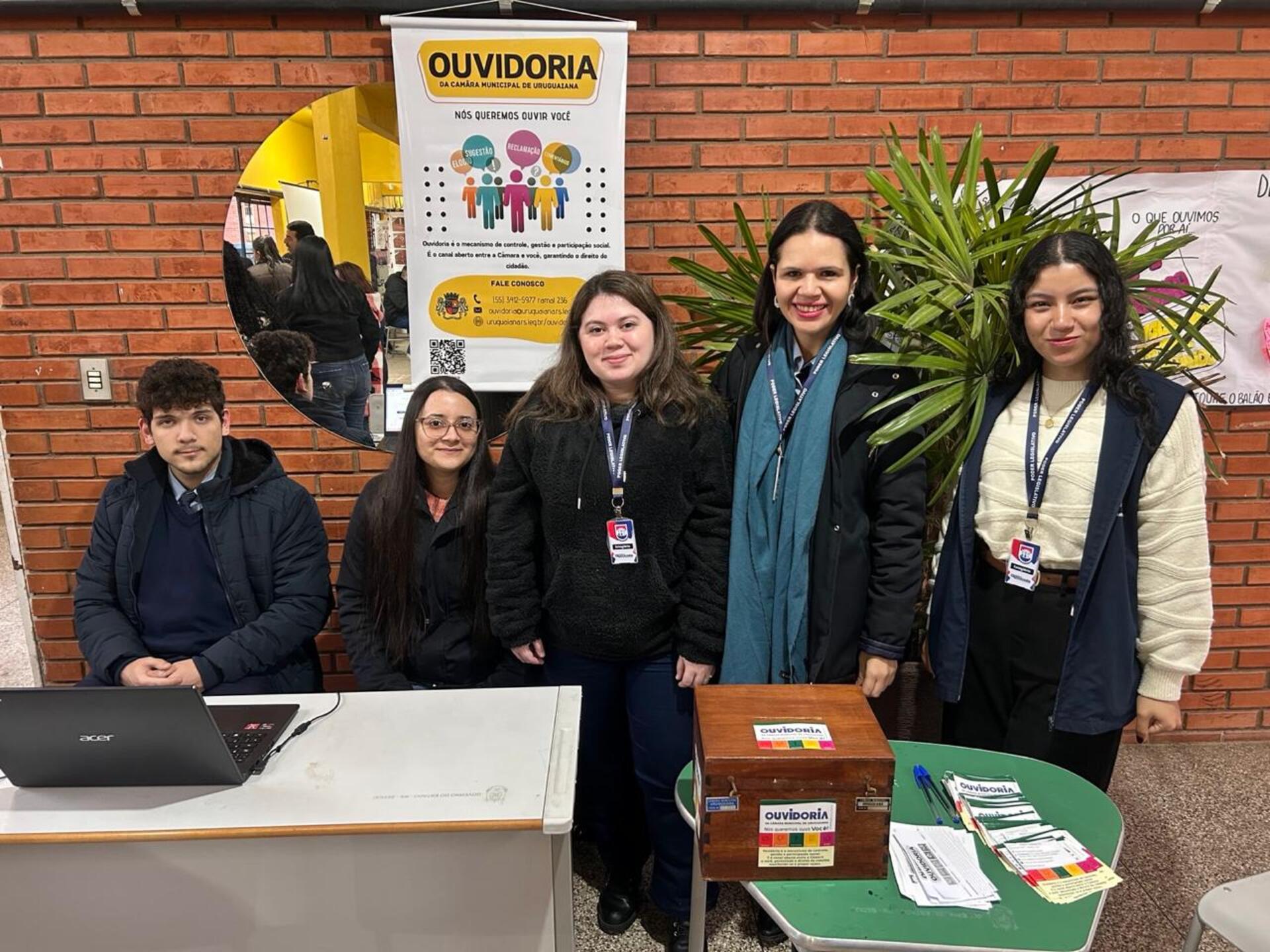 Câmara Municipal participa do projeto Família na Escola, oferecendo serviços e promovendo diálogo para fortalecer a comunidade escolar.