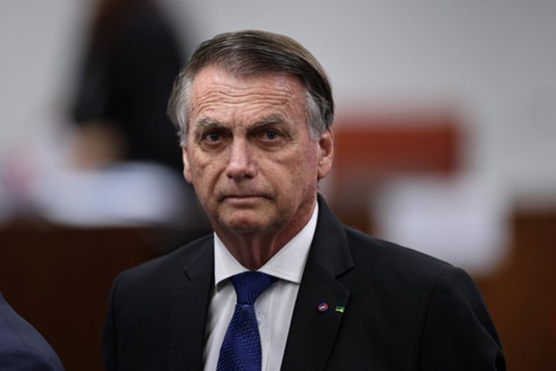 Bolsonaro não pode sair de casa, receber visitas, ou usar telefones celulares