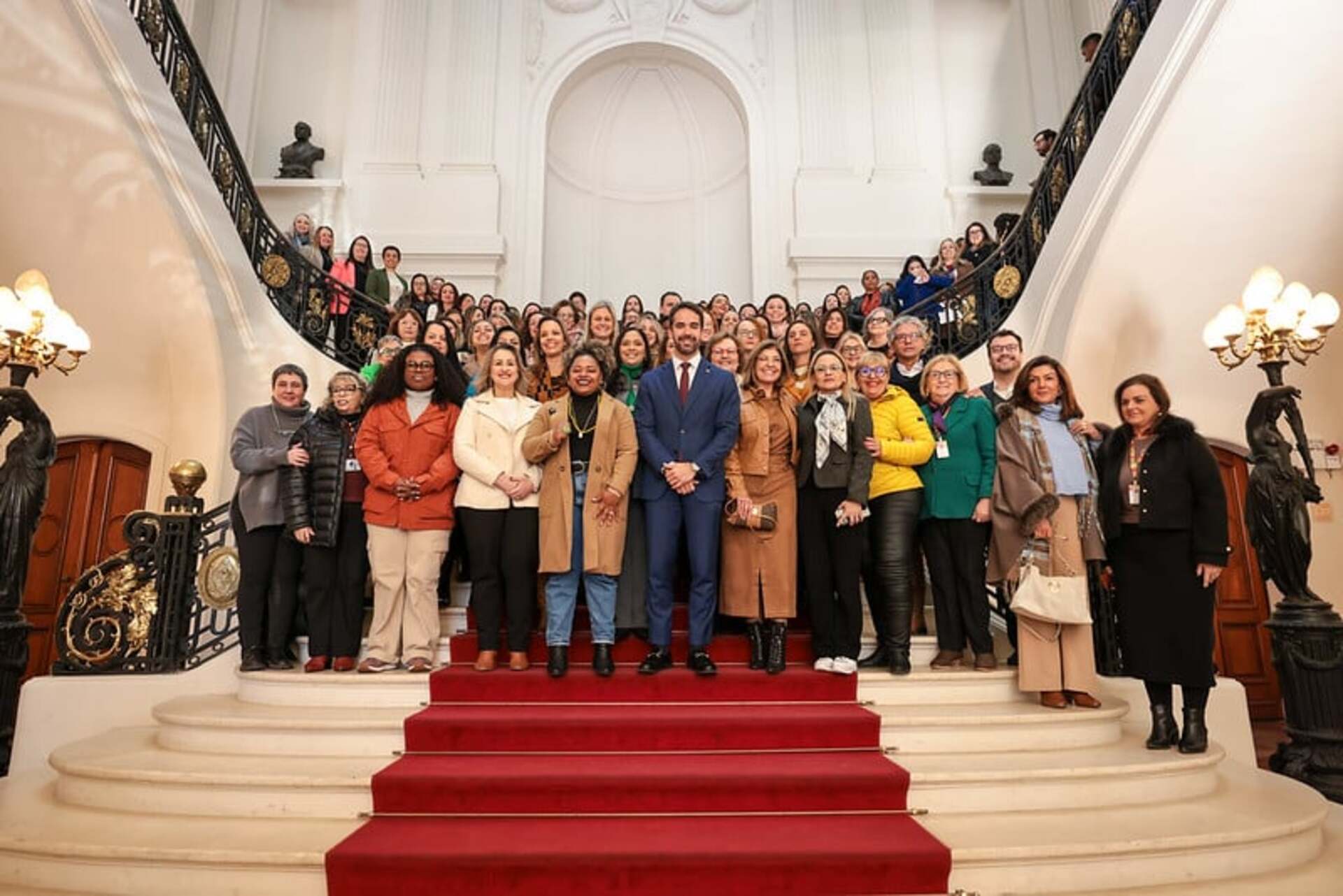 A Assembleia Legislativa do RS aprovou por unanimidade a recriação da Secretaria da Mulher, extinta há 15 anos. A iniciativa visa fortalecer políticas públicas de enfrentamento à violência e promoção da equidade de gênero, reunindo esforços dispersos para maior eficiência e visibilidade.