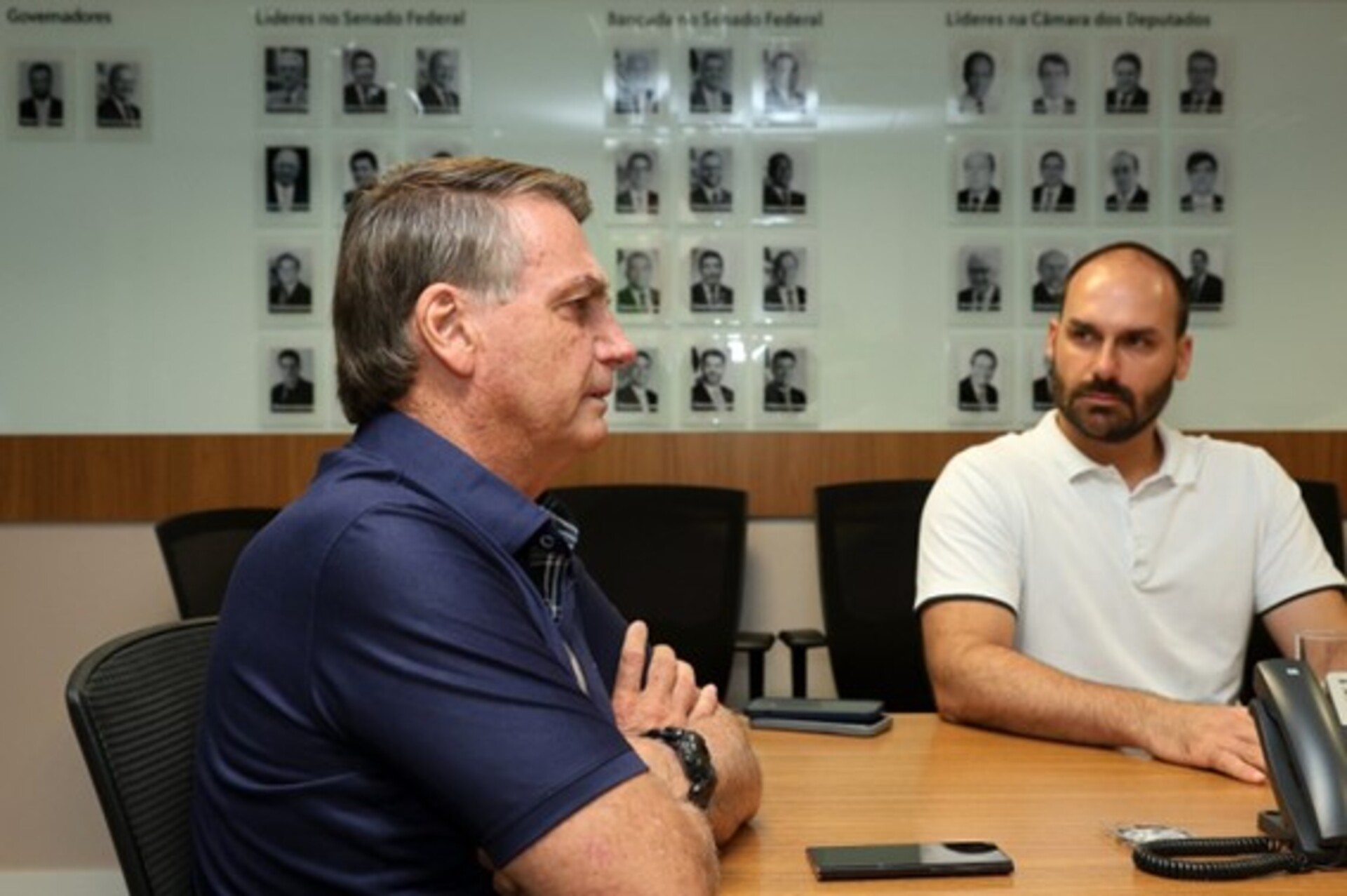 Crimes são coagir processo e tentar abolir Estado de Direito.