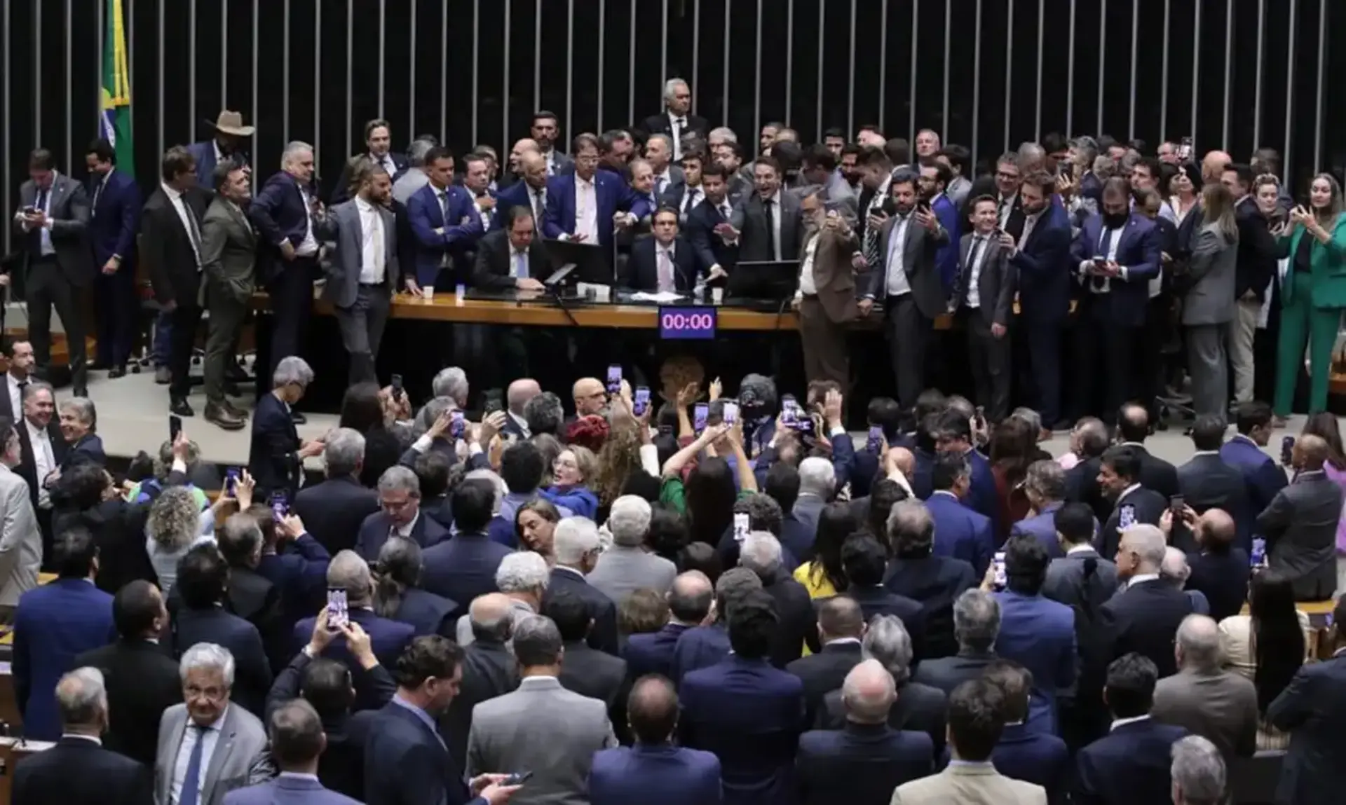 O Código de Ética da Câmara estabelece, no artigo 5º, inciso 1º, que perturbar a ordem das sessões configura quebra de decoro